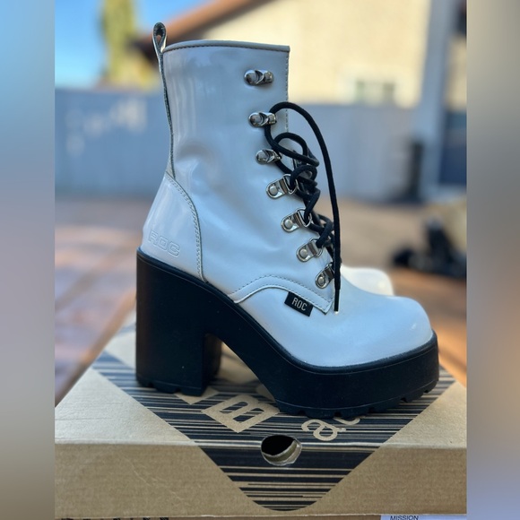 Brandnew ROC white platform boots. - Picture 2 of 10